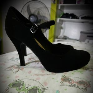 Comfort black heels